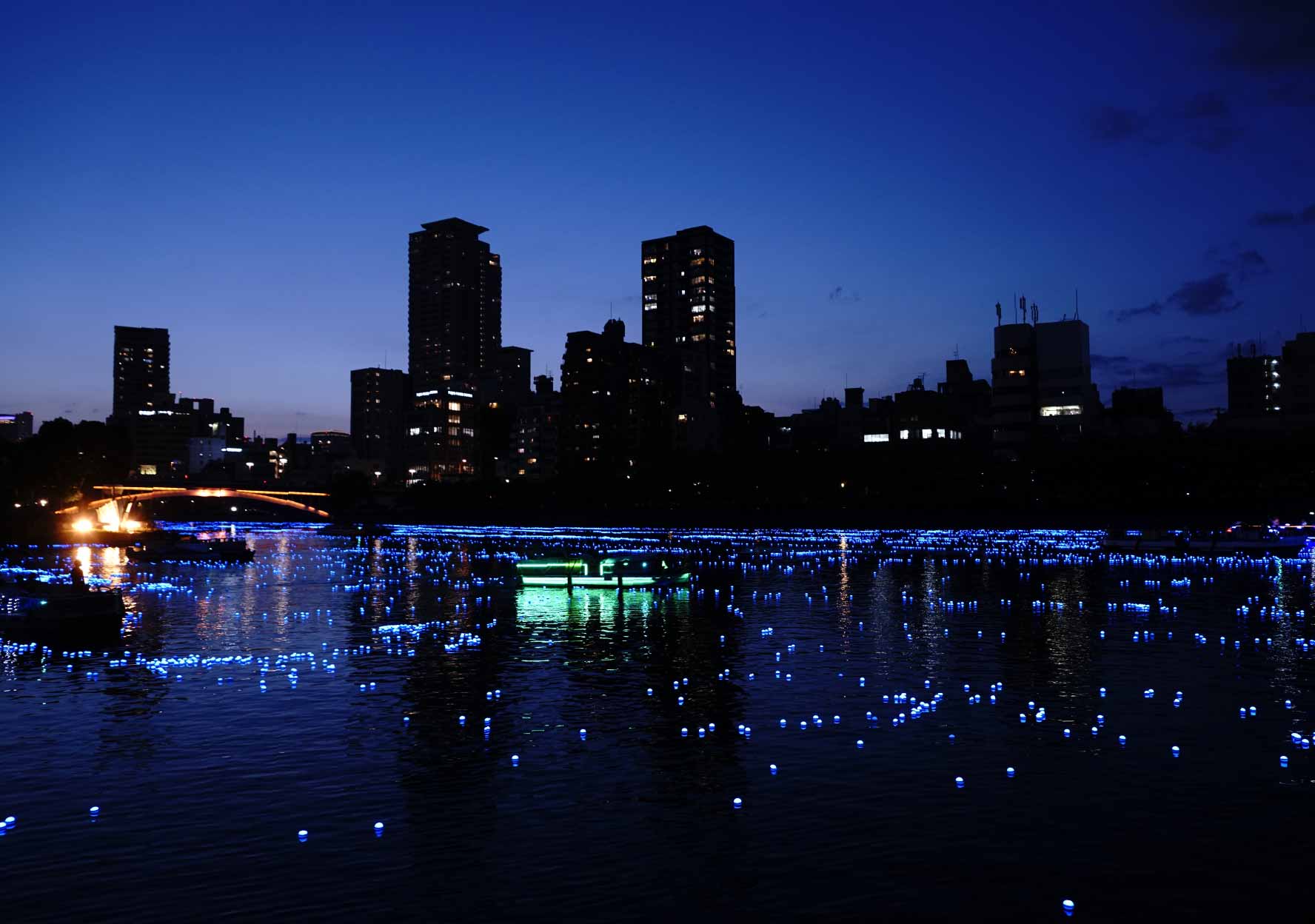中之島の水辺で開催されたイベントの夜景
