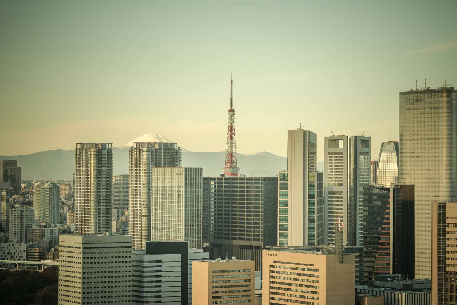 東京の高層ビル群と東京タワー