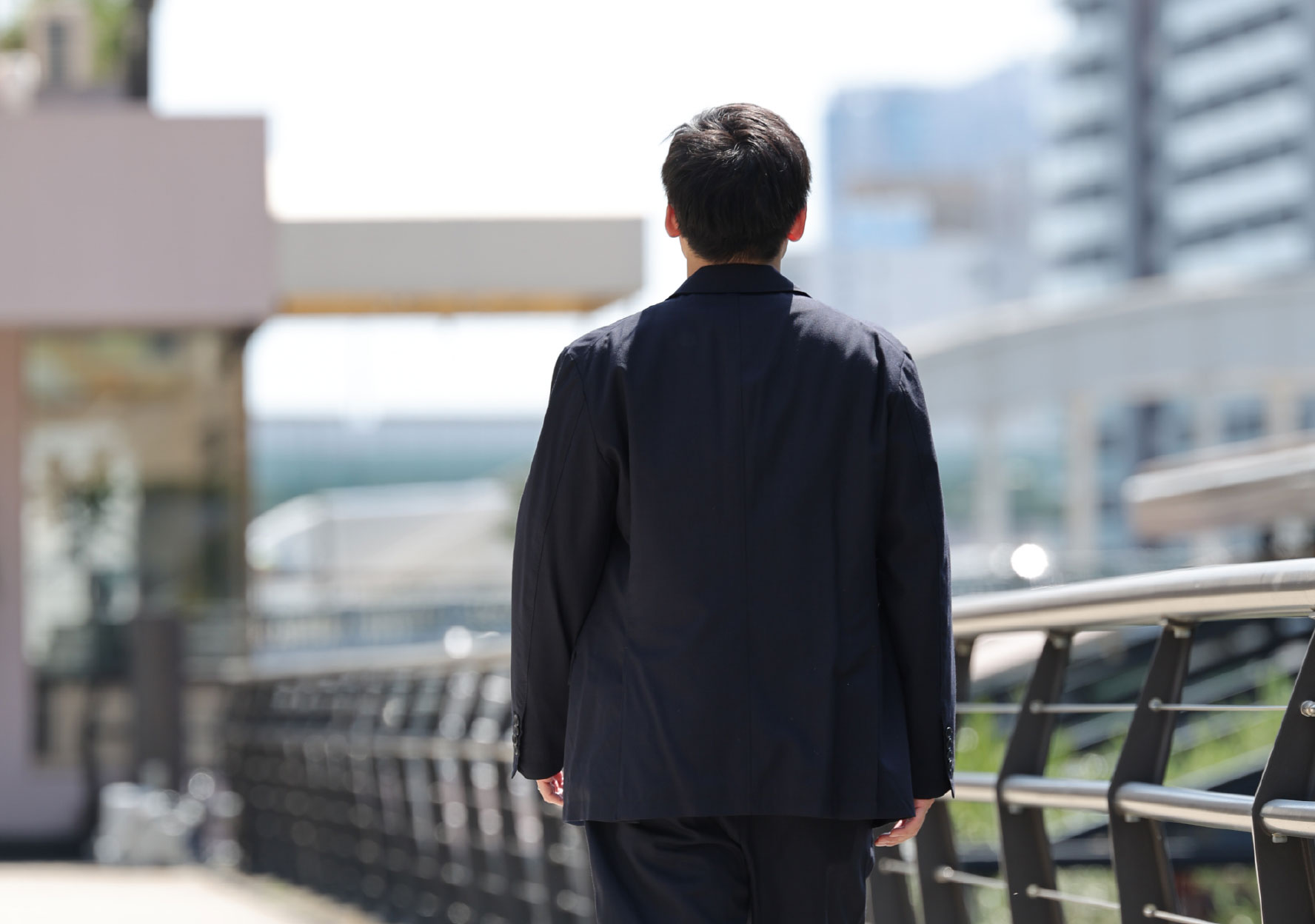 窓辺で思索する代表取締役
